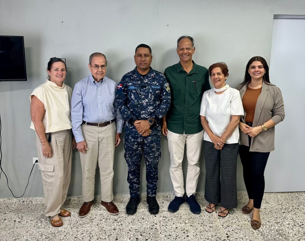 la Asociación de Desarrollo Sostenible de Sosúa (ADSS) realizó una visita institucional al nuevo comandante del departamento de la Policía Nacional en Sosúa, el coronel Luis N. Ferreras Herasme. whatsapp image 2026 03 24 at 14.35.15 (2)